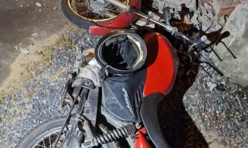 Homem é projetado sobre muro e morre após acidente com moto