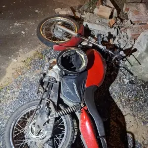 Homem é projetado sobre muro e morre após acidente com moto