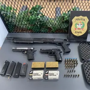 Munições e simulacros de armas são apreendidas e homem é preso durante operação policial