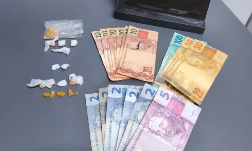 Abordagem de rotina resulta em prisão por tráfico e apreensão de crack 