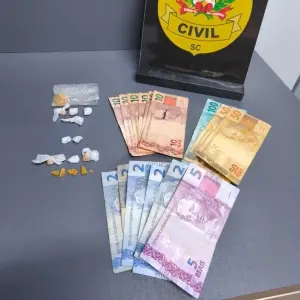 Abordagem de rotina resulta em prisão por tráfico e apreensão de crack 