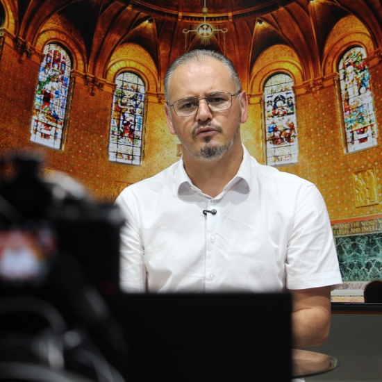 Padre Elizandro conduz o Tarde de fé para sua Quinta-feira, 23 de abril