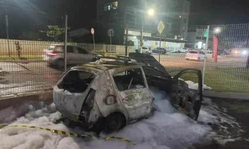 Após apresentar irregularidades, condutor responde abordagem policial com incêndio criminoso