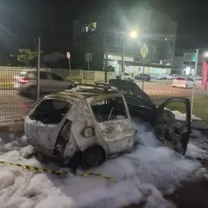 Após apresentar irregularidades, condutor responde abordagem policial com incêndio criminoso