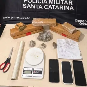 Ponto de tráfico é descoberto e dois homens são presos com mais de 3 kg de maconha