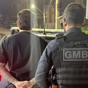 Colisão na madrugada termina em prisão por embriaguez ao volante