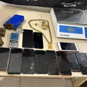 Veículo com faróis apagados levanta suspeita e acarreta na prisão de dois por tráfico