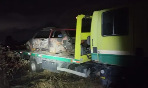 Carro com registro de furto é localizado carbonizado após ação criminosa 