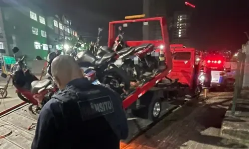 Operação flagra carros e motos em calçada no entorno de faculdade e remove 12 veículos do local