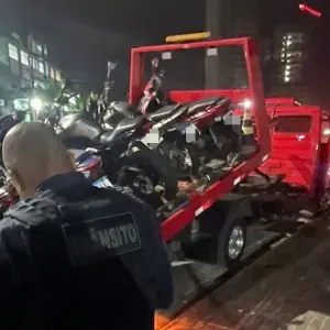 Operação flagra carros e motos em calçada no entorno de faculdade e remove 12 veículos do local