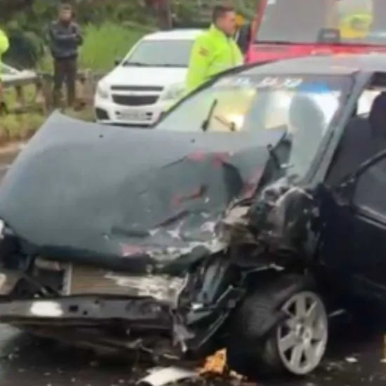 Acidente frontal na SC-410 fere três e bloqueia rodovia entre Canelinha e São João Batista