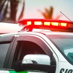 Nervosismo em abordagem leva à prisão de homem com mandado ativo por tráfico de drogas