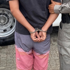 Abordagem termina em prisão de homem com mandado ativo por tráfico de drogas