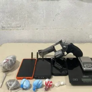 Abordagem de rotina expõe tráfico e arma ilegal; suspeito cumpria prisão domiciliar