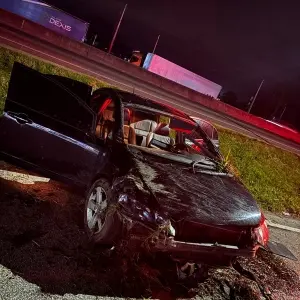 Condutor foge da polícia, capota e é preso com mandados em aberto na BR-101