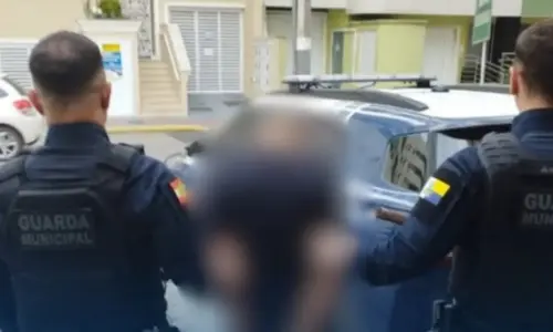 Com comportamento evasivo e atitude suspeita, homem é preso após esconder 17 pedras de crack na boca 
