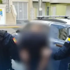 Com comportamento evasivo e atitude suspeita, homem é preso após esconder17 pedras de carck na boca 