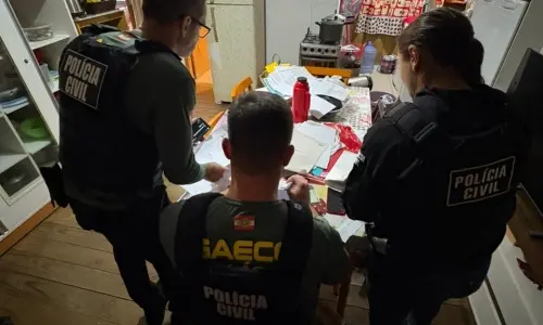 Médico e advogada são alvos de operação por fraude em documentos que beneficiavam detentos do Complexo de Itajaí