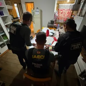 Médico e advogada são alvos de operação por fraude em documentos que beneficiavam detentos do Complexo de Itajaí
