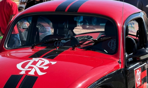 ASSISTA ▶️ | Torcedor transforma Fusca em homenagem ao Flamengo