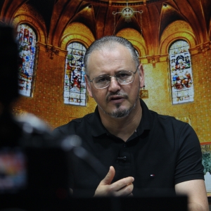Padre Elizandro Scarsi conduz inspirador momento de fé e bênção nesta quarta-feira, 06  de Maio