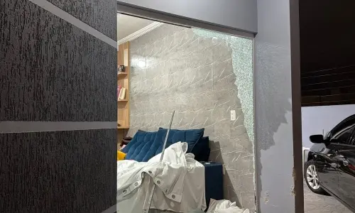 Condutora sem habilitação perde controle e carro invade casa em Tijucas