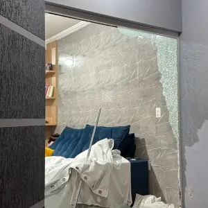 Condutora sem habilitação perde controle e carro invade casa em Tijucas