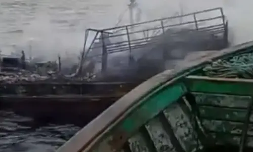 Embarcação pega fogo a 17 milhas da costa e é destruída; tripulantes são resgatados com vida