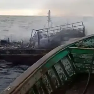 Embarcação pega fogo a 17 milhas da costa e é destruída; tripulantes são resgatados com vida
