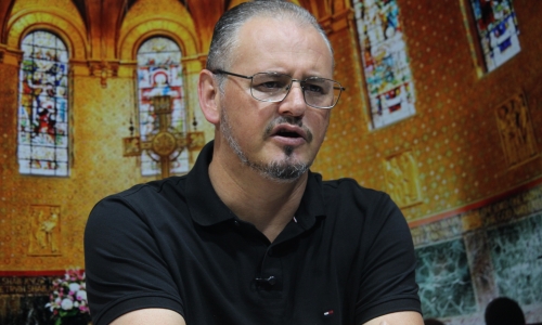 Padre Elizandro Scarsi encerra a semana com bênçãos e mensagem de esperança nesta sexta-feira, 08 de Maio