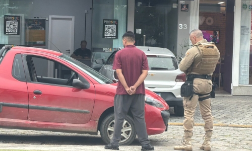 Veículo em estado de conservação inadequado é recolhido ao pátio após abordagem policial