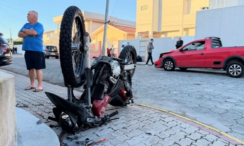 Motociclista fica ferido após colisão com carro em cruzamento em Tijucas
