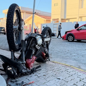 Motociclista fica ferido após colisão com carro em cruzamento em Tijucas