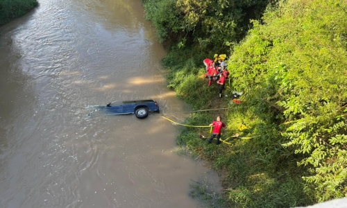 Mulher morre após veículo cair em rio durante travessia de ponte em Canelinha