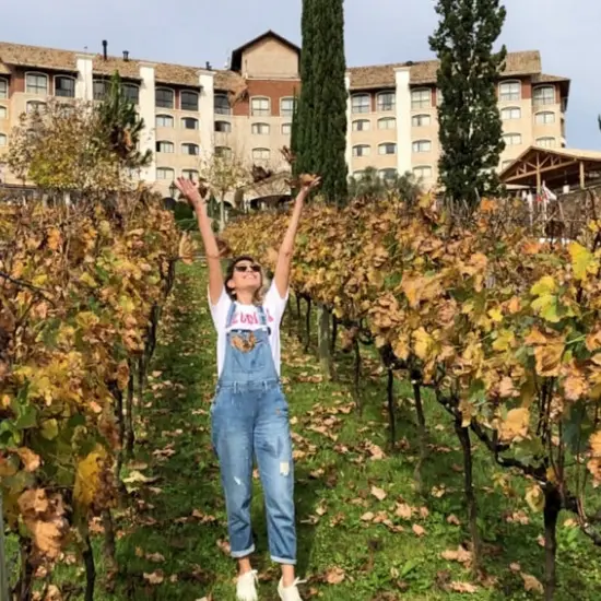 De Tijucas para os vinhedos da França: escritora é referência nacional sobre Champagne