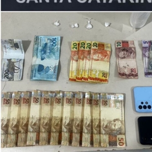 Cocaína encontrada em boca do usuário abre caminho para prisão de traficante em flagrante