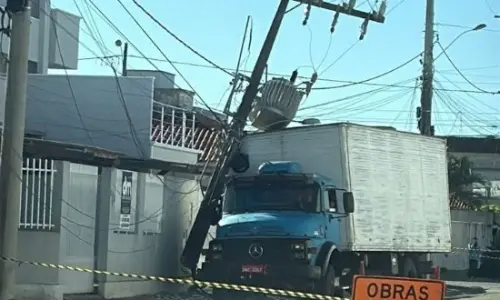 Caminhão derruba poste e deixa bairros sem energia em Tijucas