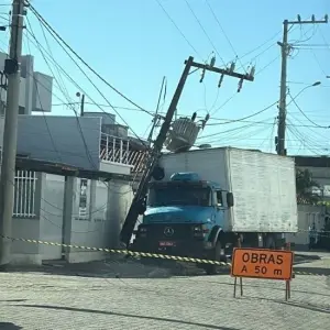 Acidente com caminhão derruba poste e deixa bairros sem energia em Tijucas
