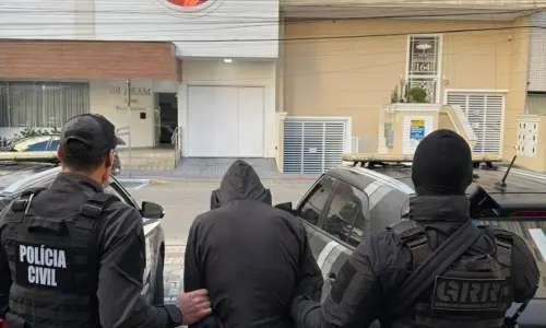 Operação recupera moto e objetos roubados em cidade vizinha; um preso por tráfico