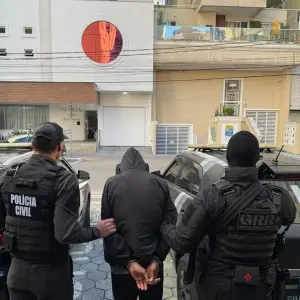 Operação recupera moto e objetos roubados em cidade vizinha; um preso por tráfico