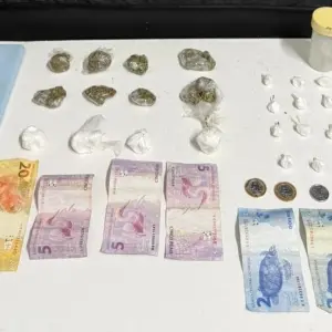 Jovem portando mais de 90 gramas de drogas prontas para comercialização é preso