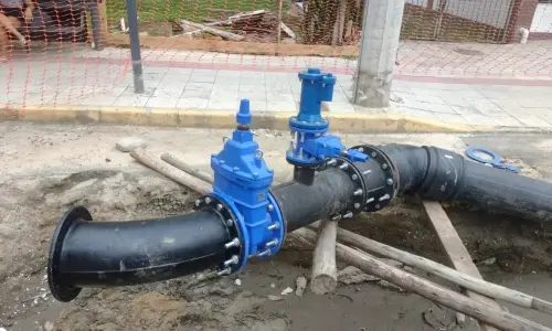 Tubulação de abastecimento é atingida em obra; fornecimento de água em Porto Belo é afetado