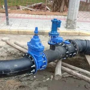 Tubulação de abastecimento é atingida em obra; fornecimento de água em Porto Belo é afetado