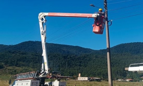 Iluminação pública de Canelinha avança com substituição de luminárias por LED