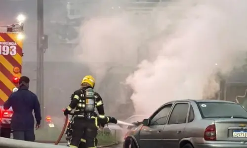 Carro pega fogo na BR-101 em Itapema no final da tarde desta sexta-feira