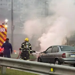 Carro pega fogo na BR-101 em Itapema no final da tarde desta sexta-feira
