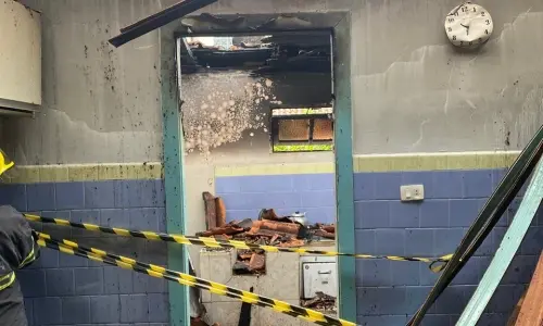 Fogo atinge cozinha anexa e derruba forro e telhas de residência no interior