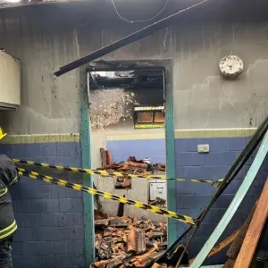 Fogo atinge cozinha anexa e derruba forro e telhas de residência no interior