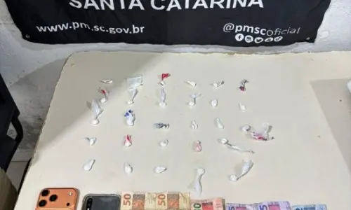 Após perseguição policial e falha ao fugir, suspeito de tráfico é preso
