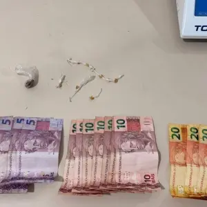 Adolescente é apreendido com drogas e quase R$ 200 após usuário indicar ponto de venda